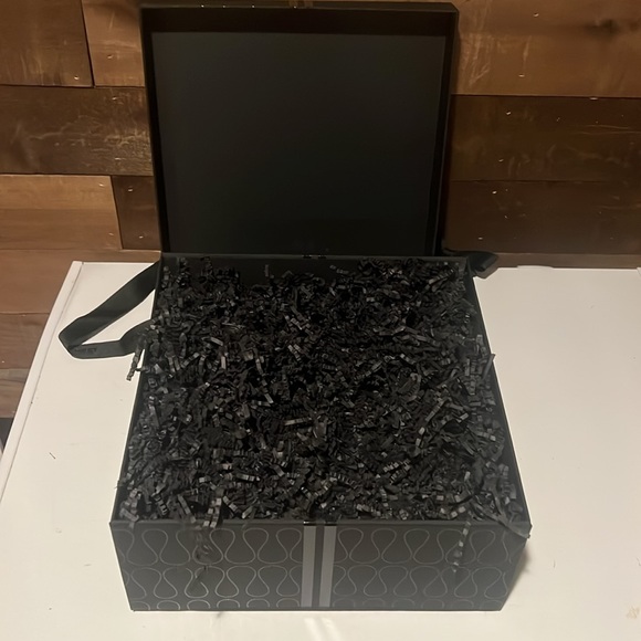 NEST Gift Box & Ribbon
Comes with mystery NEST deluxe sample 🪺 - Picture 2 of 2